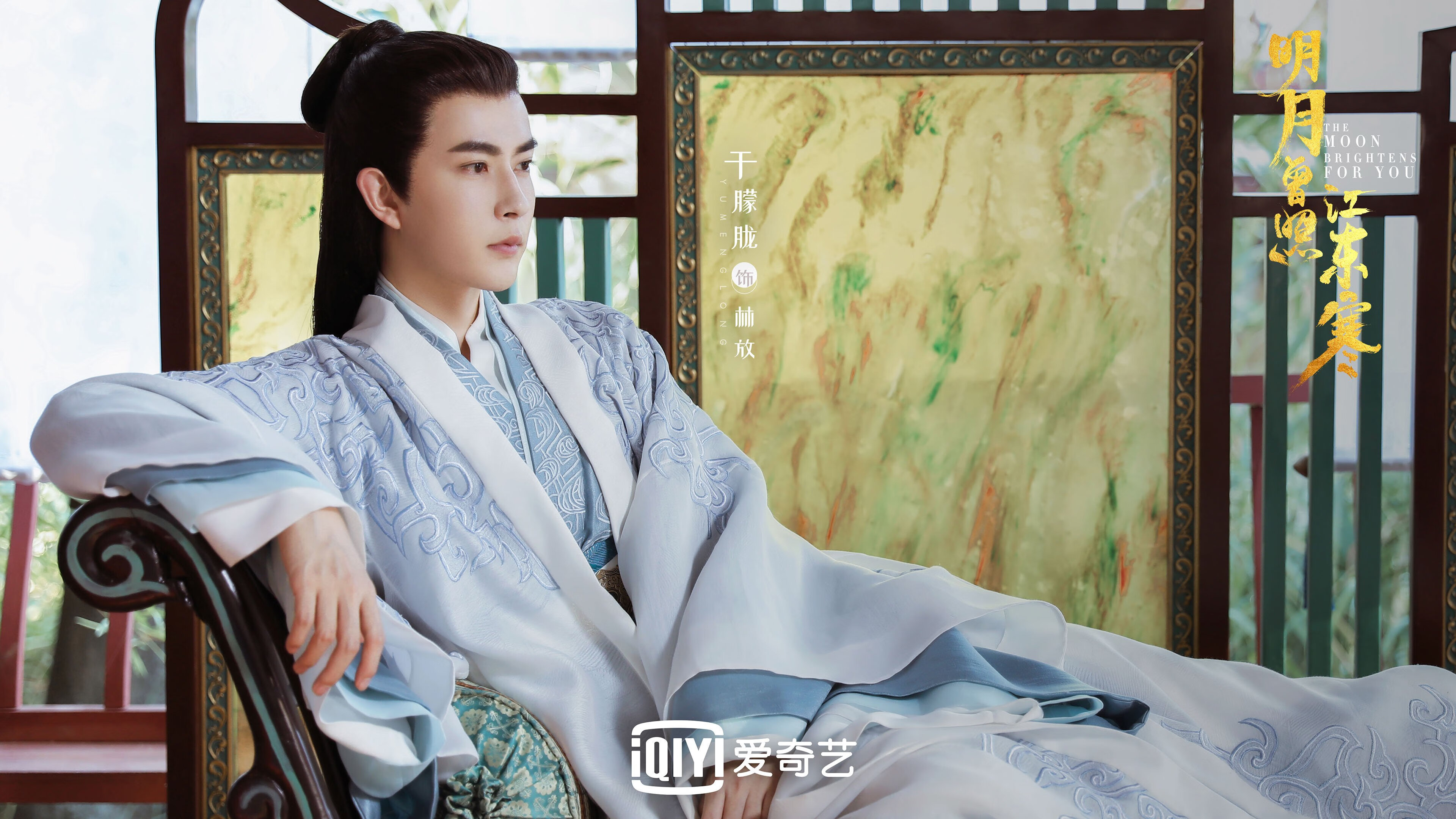 AYX官网-“未来之星：青少年足球运动员崭露头角”，未来之星足球队的教练和小队员正在研究